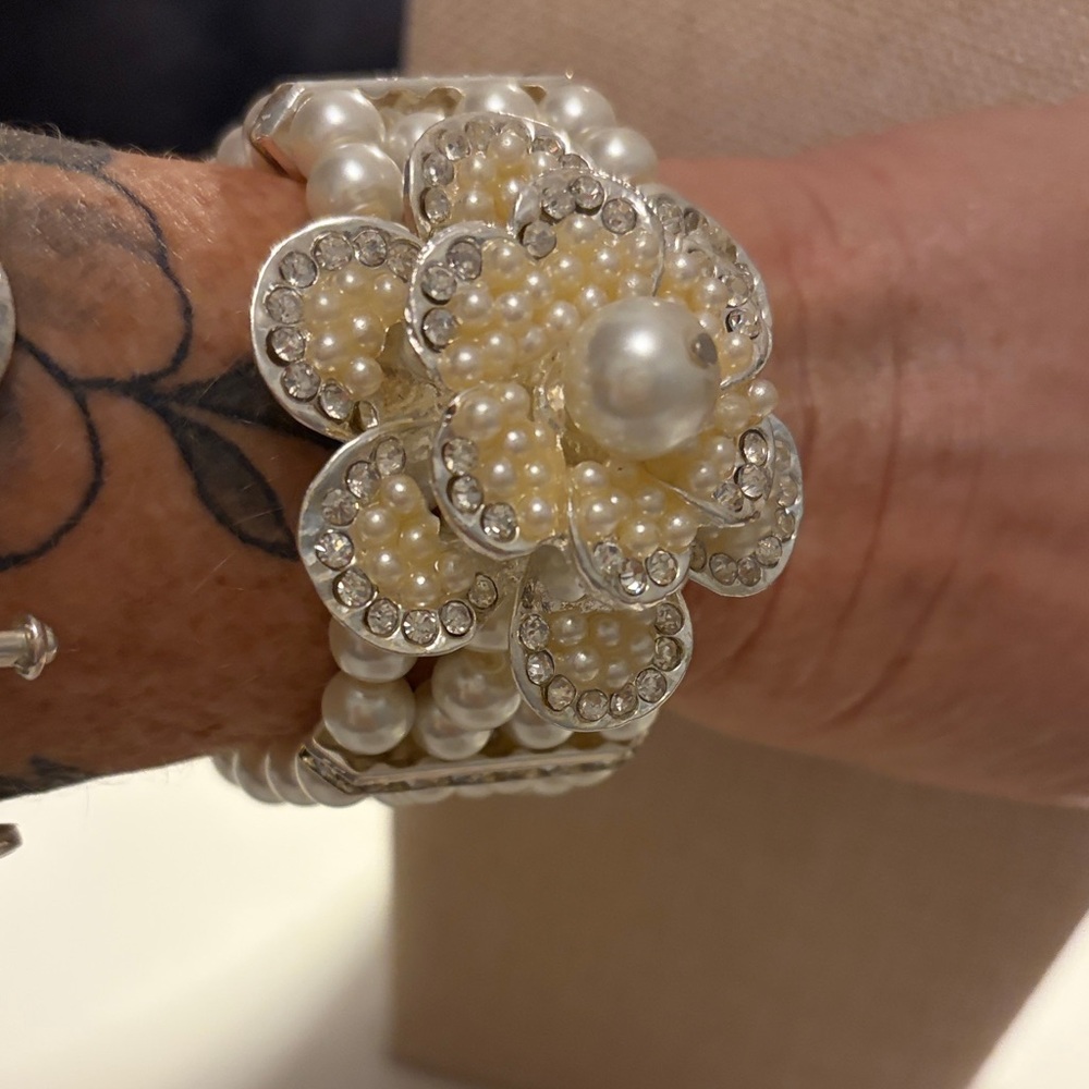 Elegant Pearl Flower Stretch  Bracelet